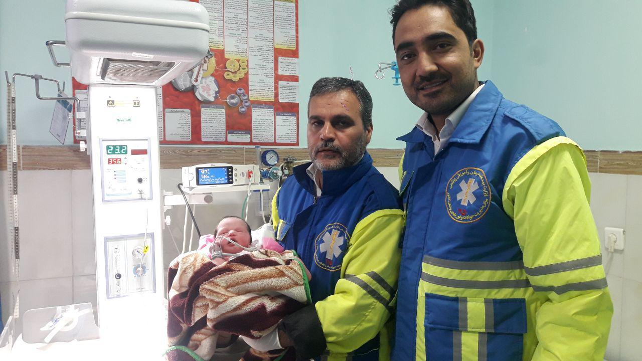 تولد نوزاد عجول گیفانی در آمبولانس